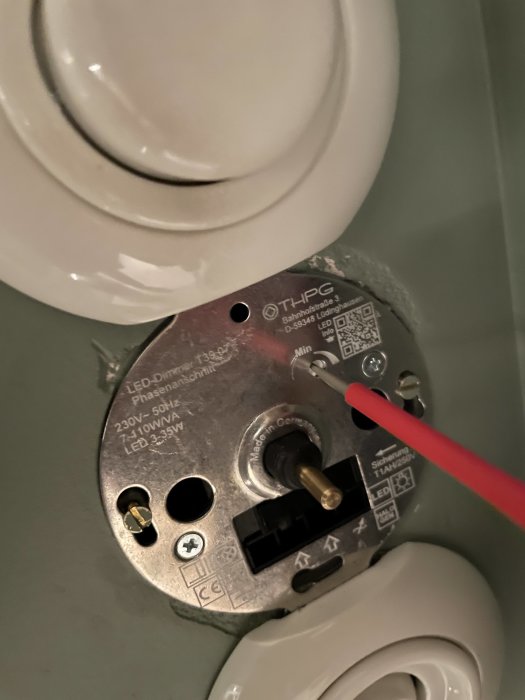 El-installation, justering av dimmermekanism för LED-belysning, närbild, skruvmejsel, teknisk information, väggmonterat, säkerhetssteg.