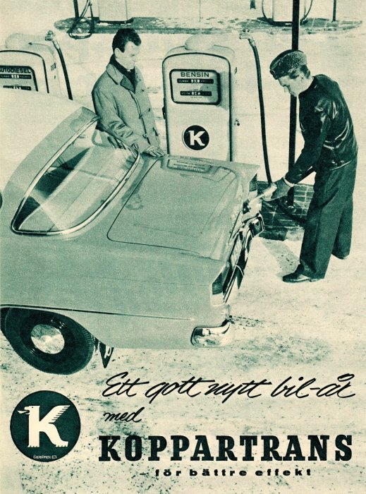 Två män vid bensinstation, tankar bil, retro känsla, gammal reklam för Koppartrans, snöig mark.