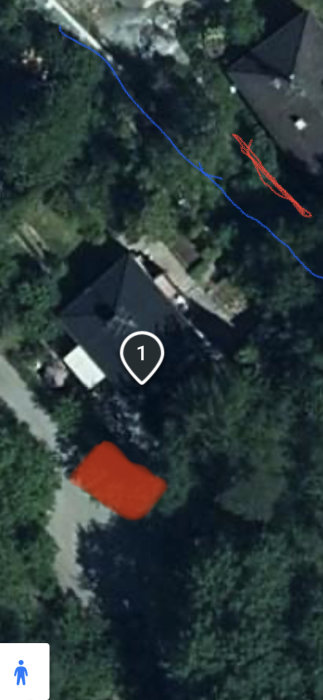 Satellitvy på en fastighet, gröna träd, ett hus, markerat område, droppformad ikon.