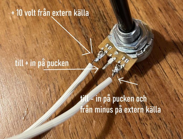 En potentiometer med lödda ledningar och anslutningsinstruktioner för tio volt från extern källa.