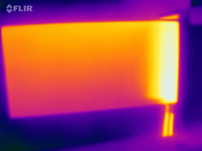 Termisk bild som visar värmeutstrålning, med varierande färgtemperaturer, troligen av en elektrisk apparat eller värmekälla.