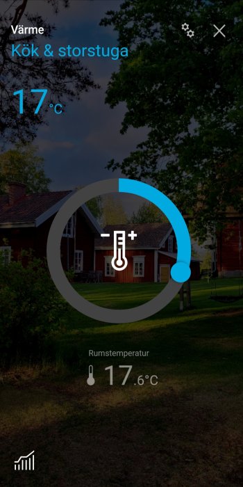 Appgränssnitt, temperaturinställning, smart hemkontroll, rött hus, träd, grön gräsmatta, dimma, tidig morgon eller kväll.