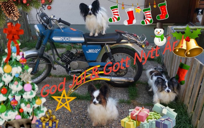 Julpyntad bild, hundar, gammal Puch moped, gåvor, snögubbe, strumpor, julklockor, "God Jul & Gott Nytt År" text.