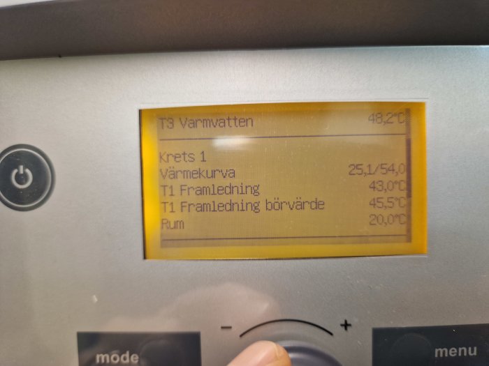 Display på värmesystem som visar temperaturer för varmvatten och värmekretsar, i grader Celsius.