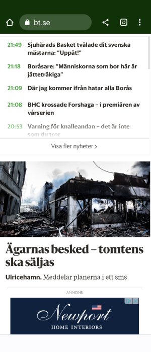 Webbsidan visar nyhetsrubriker och en bild av en förstörd byggnad efter en brand, med rök och bråte.