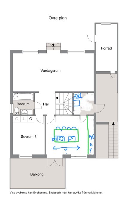 Planritning av en lägenhet med vardagsrum, balkong, sovrum, hall, badrum och förråd, vissa delar är handannoterade.