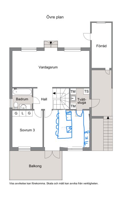 Planritning av en lägenhet med vardagsrum, sovrum, badrum, balkong, tvättstuga, förråd och övre plan.