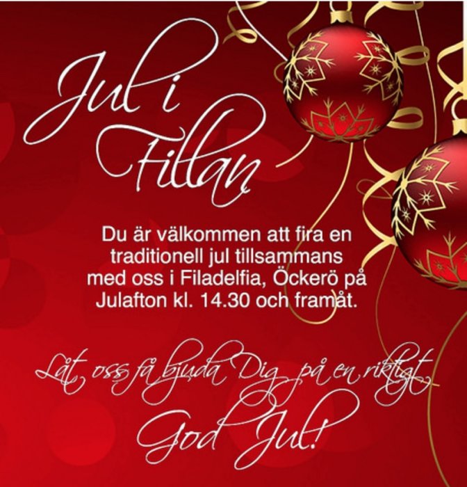 Röd julbakgrund, två julgranskulor, guldiga band, inbjudan till julfirande med tid och plats, svenskt språk.