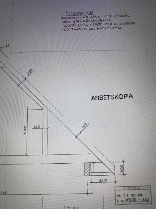 Det är en teknisk ritning eller konstruktionsritning som visar detaljer av en takstol eller takkonstruktion.