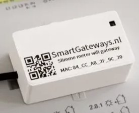 Enheten är en gateway eller smart enhet med etikett, QR-kod, webbadress och MAC-adress synlig.