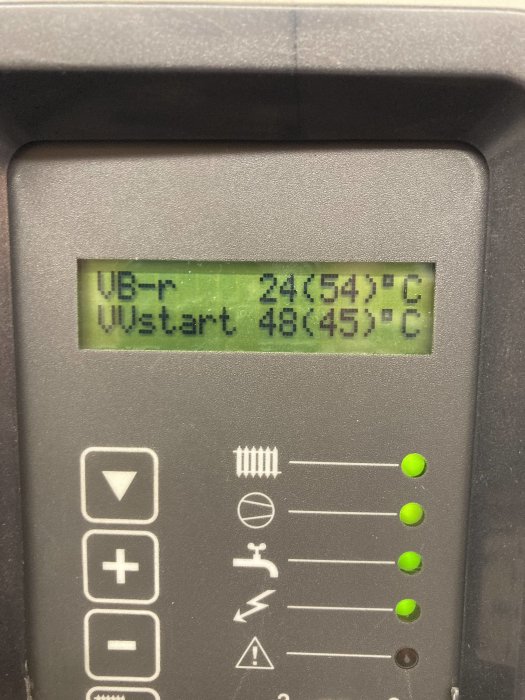 Digital display visar temperaturer: Övre värde 24.54°C, Under värde 48.45°C. Fyra gröna indikatorljus, symboler, knappar.