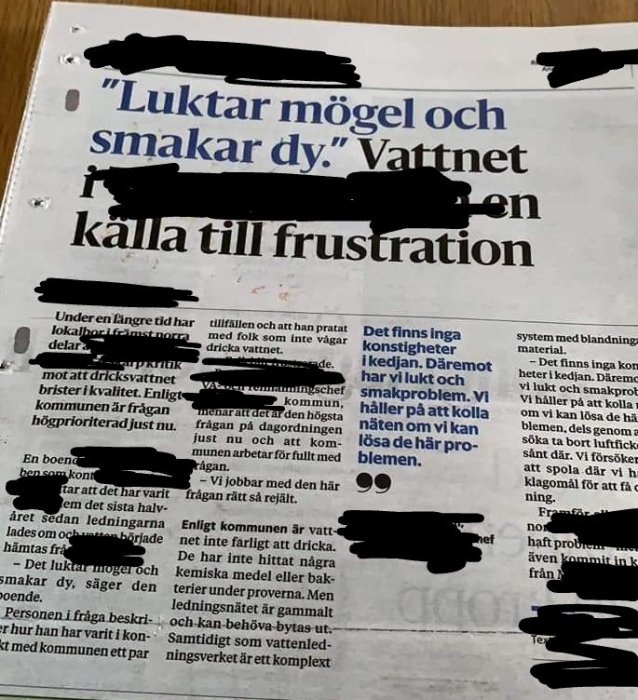 Bild på tidningsartikel med rubrik om vattenproblem som skapar frustration, texten är delvis överstruken med svart.