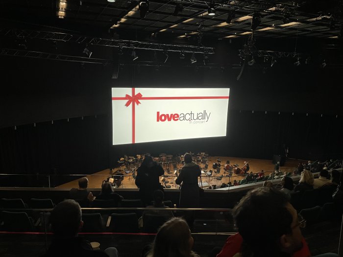 Publik väntar på "Love Actually in Concert" med orkester, i salongen före föreställning.