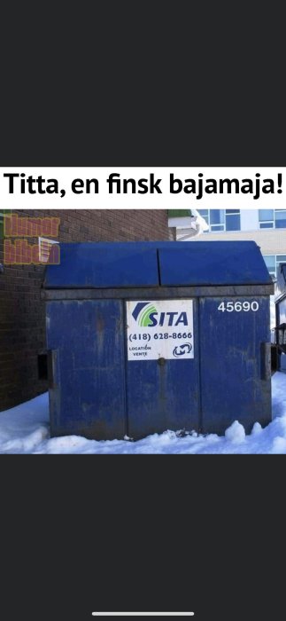 Blå container med text "Titta, en finsk bajamaja!" och telefonnummer. Vintersnö runtomkring. Humorsam bild.