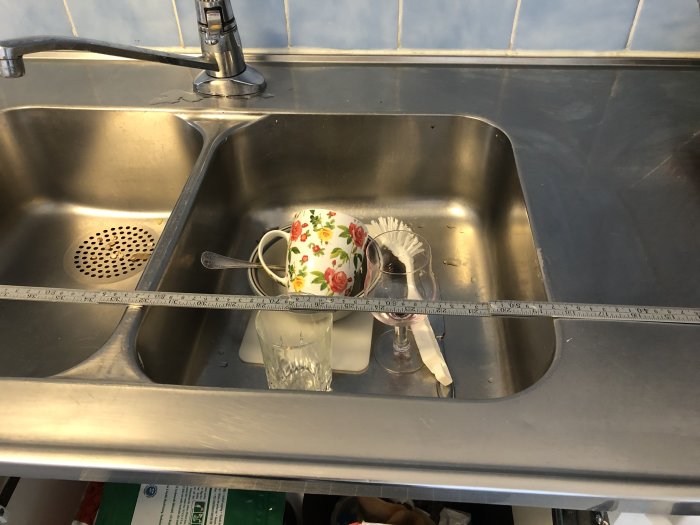 Dubbel diskho med disk, vattenkran och måttband i rostfritt stål.
