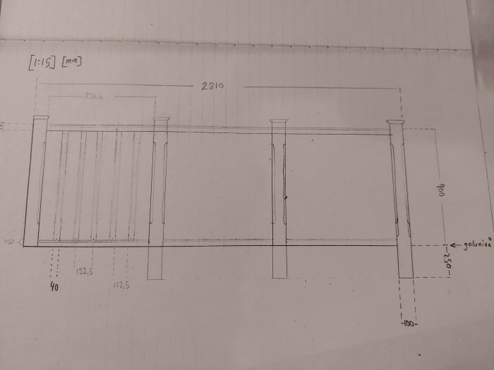 Teknisk ritning av möbel eller konstruktion, visar mått och layout, skalenlig, detaljerad, monokrom.