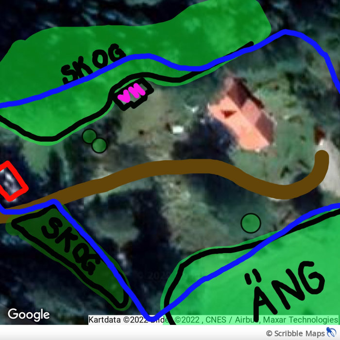 Satellitbild med överlagringar, markerar skog, å och väg, hus i centrum. Annoterad, färgrik, planvy.