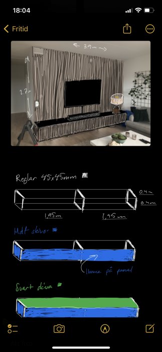 Skiss av vardagsrum med planerade mått och designförslag för möblering och anpassningar.