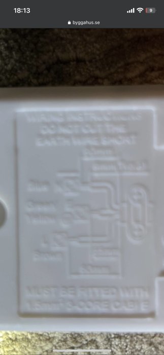 Otydlig, suddig bild av möjlig instruktion eller etikett på en vit bakgrund.