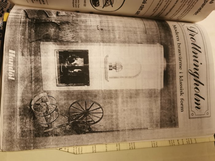 Svartvit bild i bok, kanon och hjul, kaminannons, text "Dramingham - Klassisk form, modern braskänsla", upp och ned.