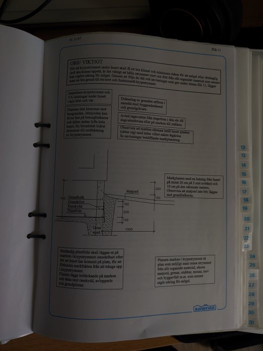 En uppslagen bok med text och illustrationer som rör byggnadsteknik, möjligtvis kring grunder och avlopp.