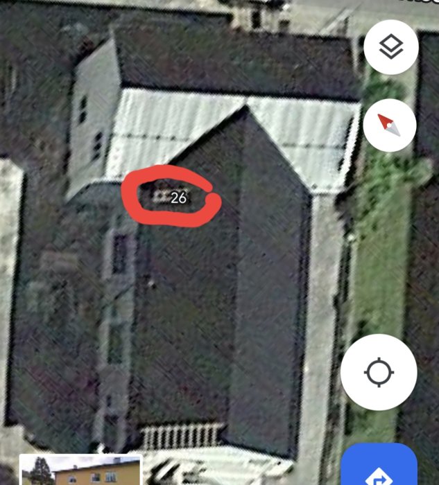 Satellitbild av ett hustak med nummer 26 och bildredigeringsverktyg synligt.