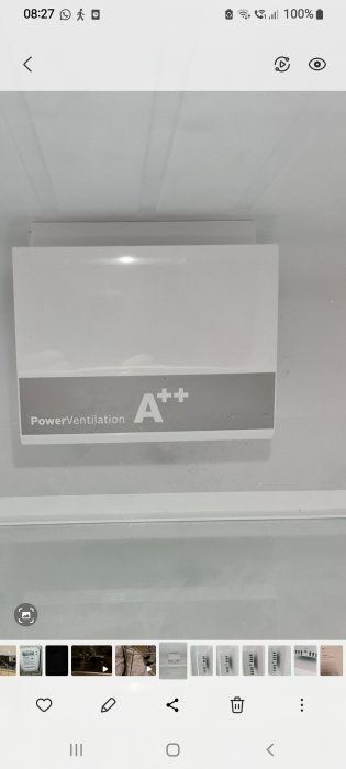Vit ventilationsenhet på vägg med betyget A++ och texten "PowerVentilation".