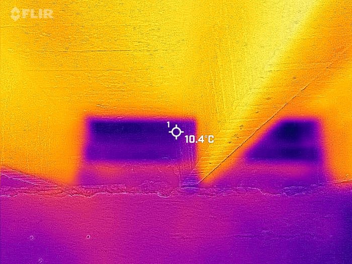 Termisk bildvisning, olika värmesignaturer, område markerat med 10.4°C, potentiell värmeläckageanalys.