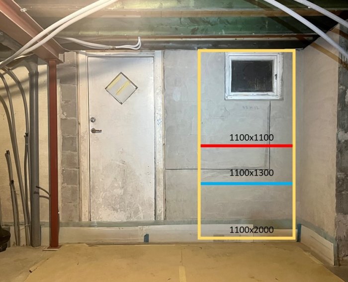 Källarutrymme med dörr, fönster, rör, betongvägg, måttmarkeringar för olika dörrstorlekar.