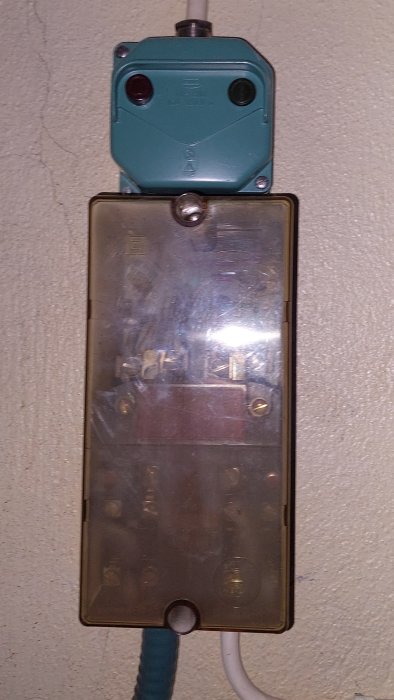 Elektrisk apparat, knappar, indikeringslampor, genomskinligt lock, kablar, väggmonterad, industriell användning, säkerhetsutrustning.