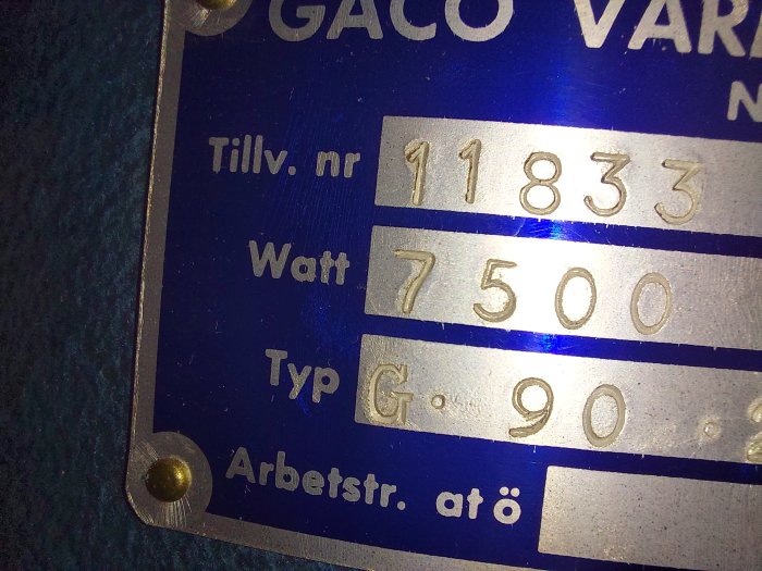 Blå märkskylt, tekniska specifikationer, serienummer, watt, typbeteckning, arbetsström, metall.