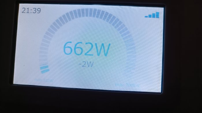 Digital display visar energiförbrukning i watt på 662W med tid och förbrukningshistorik.