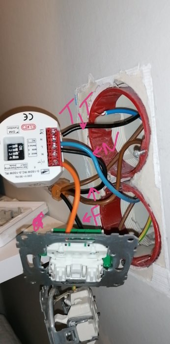 Öppen elektrisk dosa, kablar, installationsarbete, väggströmbrytare, oordning, renovering, säkerhetsrisk.