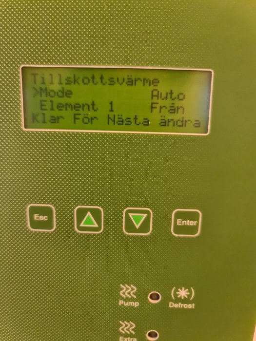 Digital display, knappar, svenska, troligtvis värme- eller pumpsystem kontrollpanel med instruktioner och statusmeddelanden.