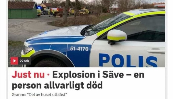 En skärmdump av en nyhetsrapport om en explosion i Säve där en person avlidit. Polisbil i förgrunden.