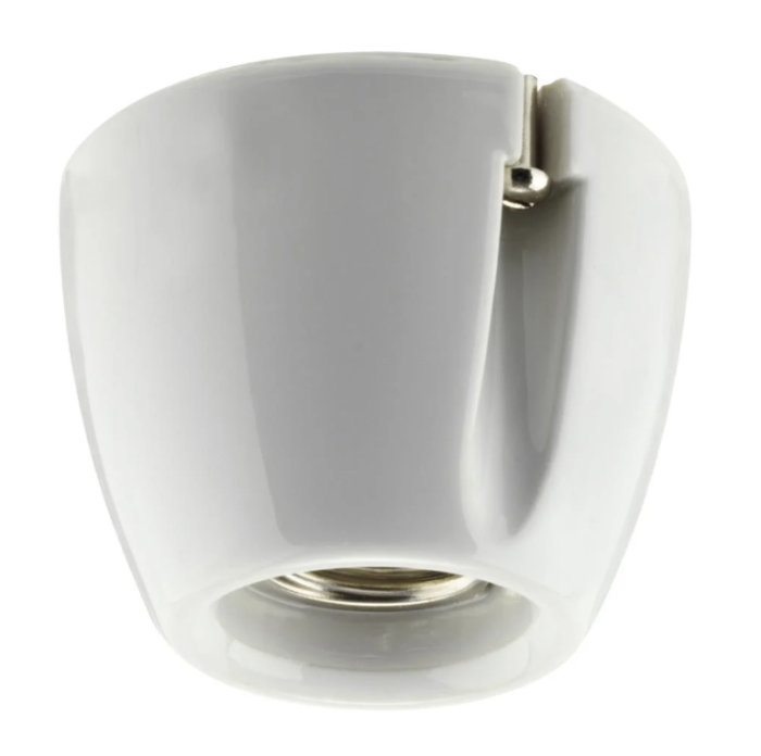 Vit, modern lampa eller armatur för väggmontage, synlig metallkontakt, isolerad på vit bakgrund.