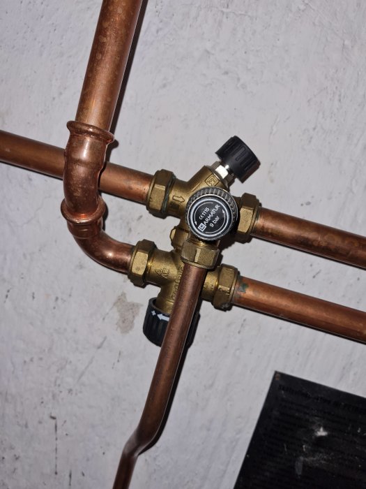 Kopparledningar med mätare, väggmonterade, installationsdetaljer, inomhus, VVS-komponenter, cirkulationspump eller ventilsammanfogning.