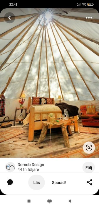 Tipi-tält interiör med möbler, trämöbler, bäddsoffa, mattor och genomskinligt tak med solljus.