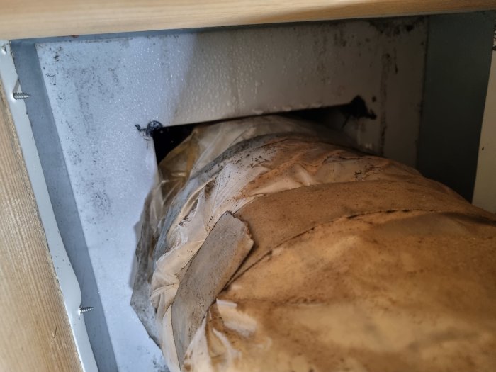 Trångt utrymme, isolering, mögel, fuktproblem, brunt material, potentiell vattenskada, underhållsbehov.