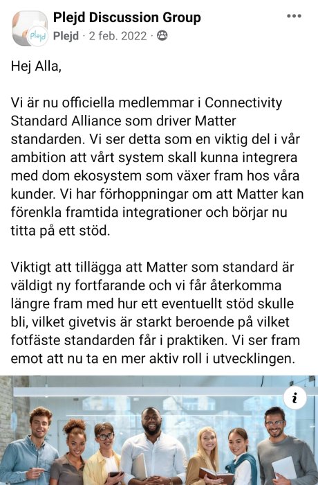 Skärmbild av Facebook-inlägg från Plejd Discussion Group, diskuterar integration med Matter-standard, fem leende personer nedan.