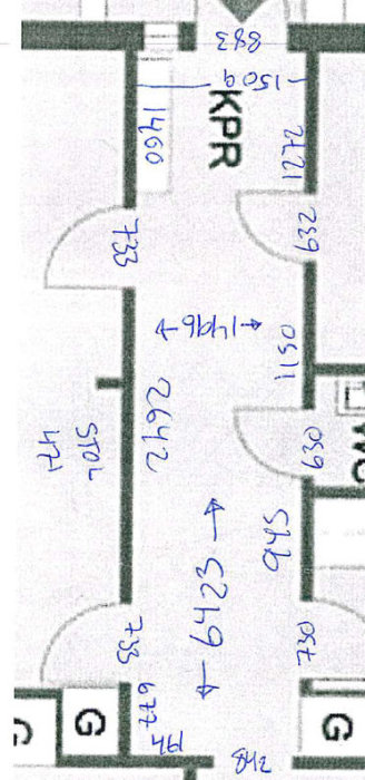 Arkitektonisk planritning med uppmärkta mått och symboler, eventuellt för möblering eller installationer.