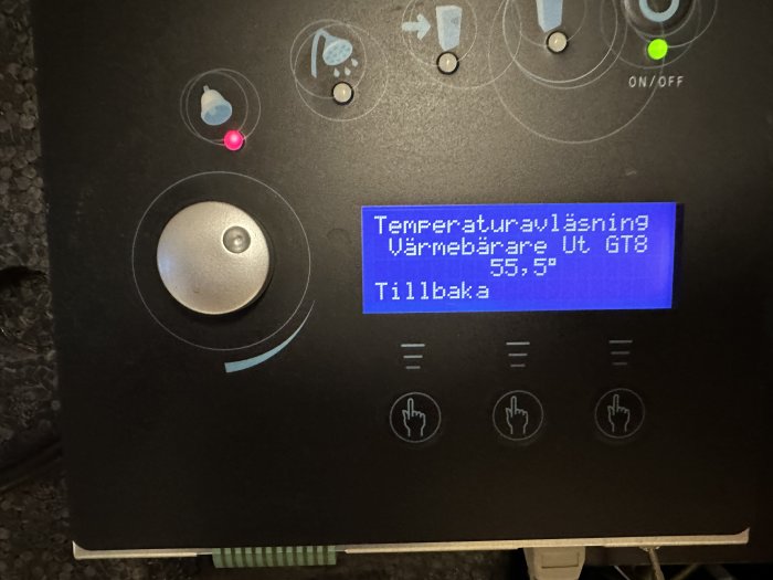 Kontrollpanel för utrustning, LCD-skärm, temperaturvisning 55,5 grader, knappar, symboler, påslagen (grönt ljus).