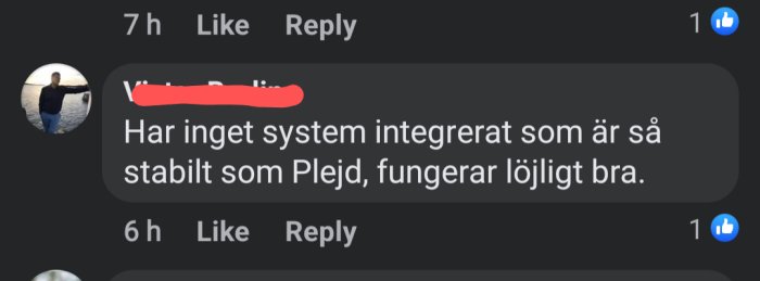 Skärmdump av en Facebook-kommentar där någon hyllar systemet Plejd för dess prestanda.