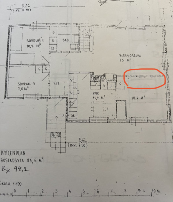 Arkitektonisk ritning av en bostadsplan med markerad yta, innehållandes sovrum, bad, kök, och vardagsrum.