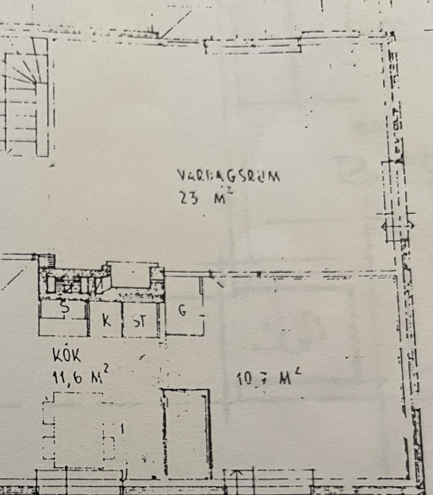 Ritning av en lägenhetsplan med kök, vardagsrum och måttangivelser på svenska.