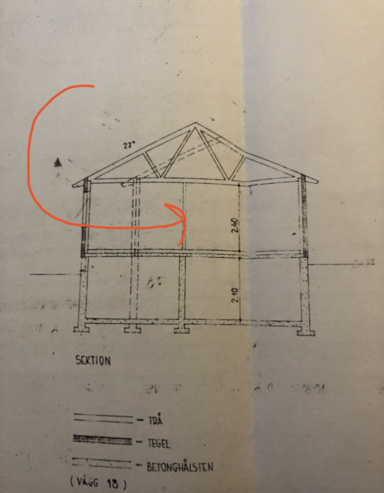 Ritning av byggnadssektion med måttangivelser och materialindikationer, handmarkeringar i rött syns också.