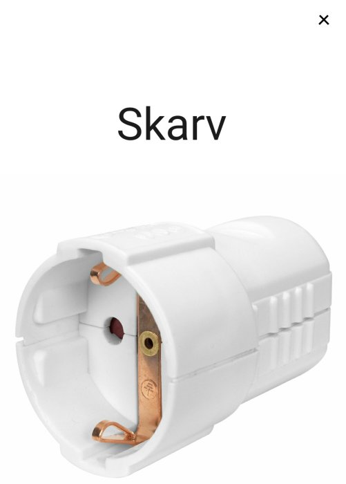 Vit eluttagsadapter med ordet "Skarv". Används för att förlänga eller koppla samman kablar.