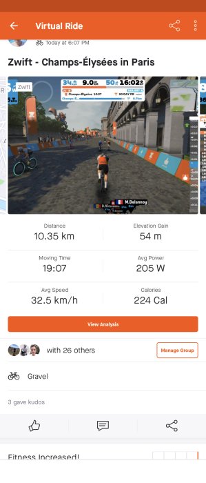 Skärmdump av virtuell cykeltur i Paris på Zwift-appen, statistik visas, deltagare engagerar sig.