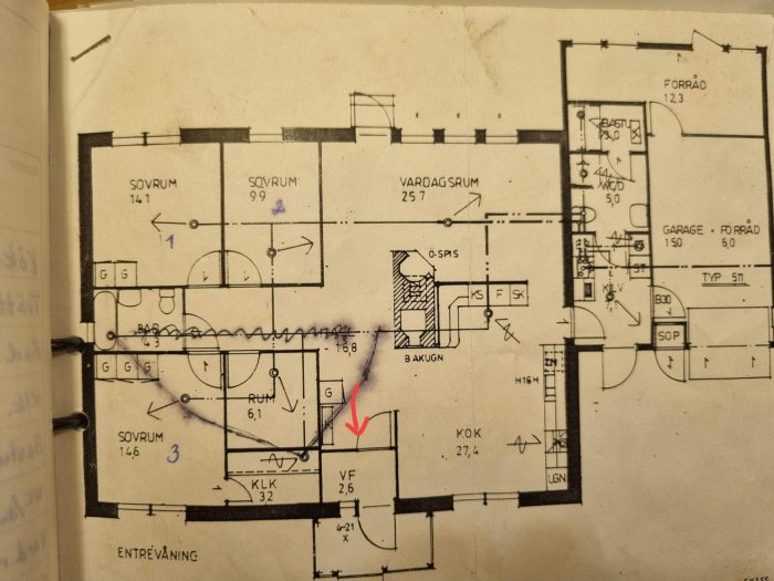 Svartvit ritning av husplan, markerat, åldrat papper, anteckningar, sovrum, kök, vardagsrum, garage, entréplan.