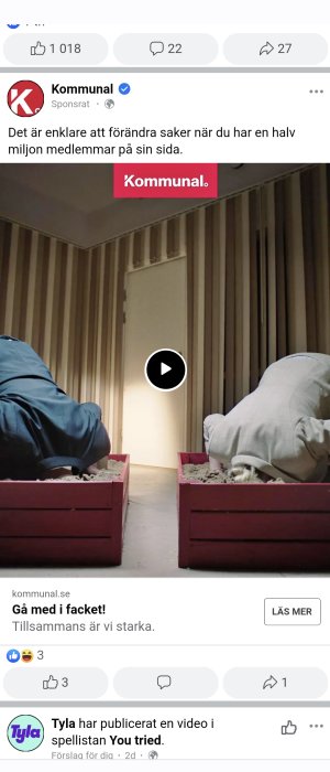 Två personer i sandsängar med huvudena nedstuckna, likt strutsar, i en videominiatyr för en annons.